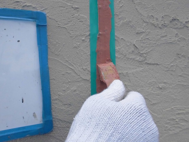 外壁にあわせたピンク色のシーリング材